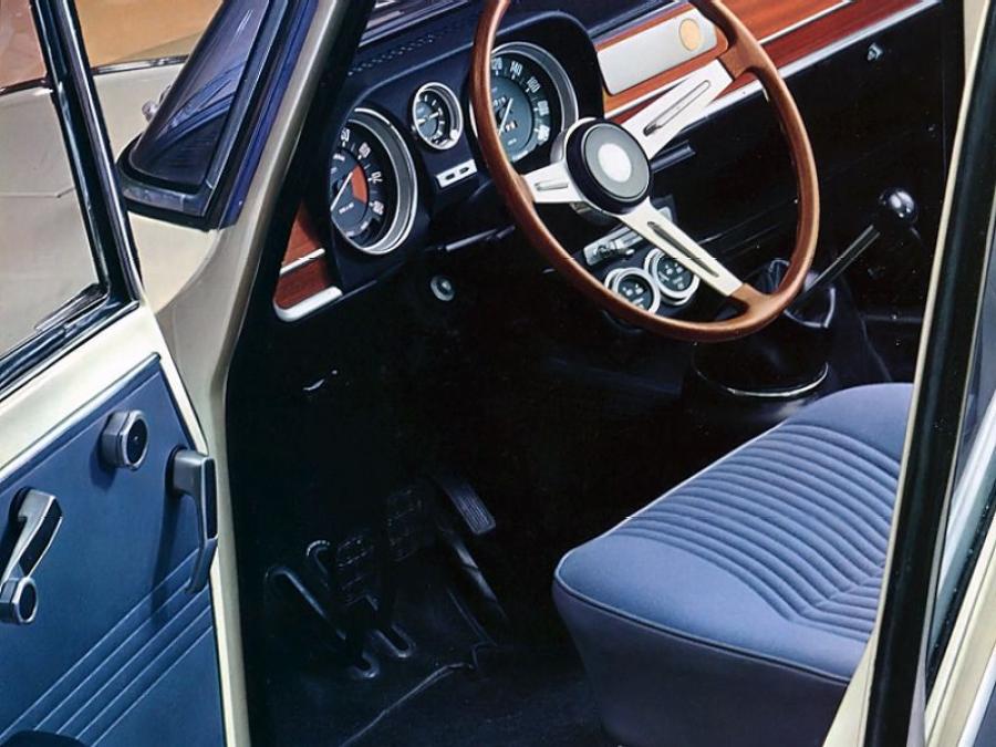 Интерьер Alfa Romeo Giulia Super (105.26) 1968 года  (фото 6 из 9)